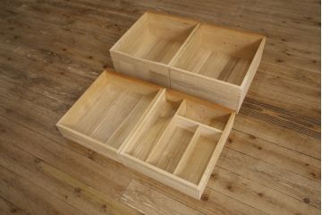 中古　高級品!!　国産手造り　分厚いナラ無垢材が使われた、あたたかみが感じられる大型両袖机(ニーホールデスク、サイドボード、テーブル、在宅ワーク用、在宅用、ワークデスク、オフィスデスク、作業台)(定価推定約65万円)(R-060690)