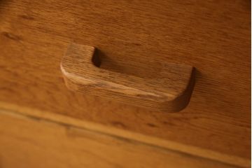 中古　高級品!!　国産手造り　分厚いナラ無垢材が使われた、あたたかみが感じられる大型両袖机(ニーホールデスク、サイドボード、テーブル、在宅ワーク用、在宅用、ワークデスク、オフィスデスク、作業台)(定価推定約65万円)(R-060690)