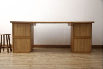 中古　高級品!!　国産手造り　分厚いナラ無垢材が使われた、あたたかみが感じられる大型両袖机(ニーホールデスク、サイドボード、テーブル、在宅ワーク用、在宅用、ワークデスク、オフィスデスク、作業台)(定価推定約65万円)(R-060690)