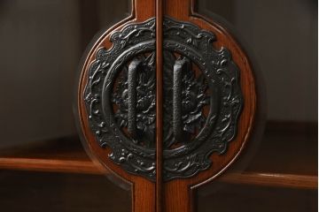 中古　超美品!!　展示品　繊細なデザインの金具が和の雰囲気を高める水屋箪笥サイドボード(食器棚、カップボード、収納棚、戸棚、飾り棚、サイドキャビネット)(定価約60万円)(R-060692)