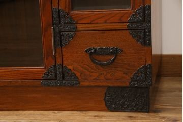 中古　超美品!!　展示品　繊細なデザインの金具が和の雰囲気を高める水屋箪笥サイドボード(食器棚、カップボード、収納棚、戸棚、飾り棚、サイドキャビネット)(定価約60万円)(R-060692)