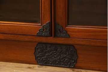 中古　超美品!!　展示品　繊細なデザインの金具が和の雰囲気を高める水屋箪笥サイドボード(食器棚、カップボード、収納棚、戸棚、飾り棚、サイドキャビネット)(定価約60万円)(R-060692)