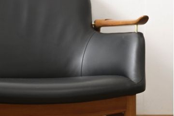 中古　美品　絶版品　キタニ(KITANI)　サクラ(桜)材　フィン・ユールデザイン　FJ-02　美しいデザインが魅力の本革2人掛けソファ(レザー、2P、二人掛け)(定価約108万円)(R-060693)
