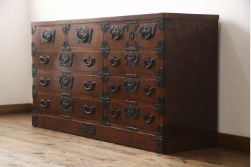 中古　美品　岩谷堂箪笥　細やかなデザインの金具が目を惹くサイドボード(衣装箪笥、収納箪笥、和タンス、引き出し)(R-060699)