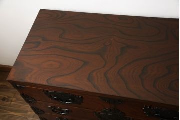 中古　美品　岩谷堂箪笥　細やかなデザインの金具が目を惹くサイドボード(衣装箪笥、収納箪笥、和タンス、引き出し)(R-060699)