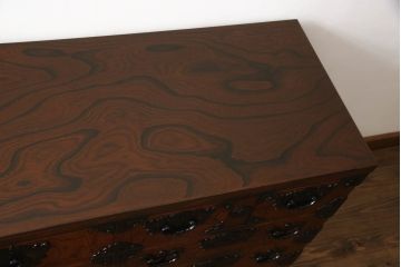 中古　美品　岩谷堂箪笥　細やかなデザインの金具が目を惹くサイドボード(衣装箪笥、収納箪笥、和タンス、引き出し)(R-060699)