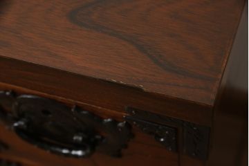 中古　美品　岩谷堂箪笥　細やかなデザインの金具が目を惹くサイドボード(衣装箪笥、収納箪笥、和タンス、引き出し)(R-060699)