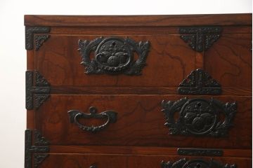 中古　美品　岩谷堂箪笥　細やかなデザインの金具が目を惹くサイドボード(衣装箪笥、収納箪笥、和タンス、引き出し)(R-060699)