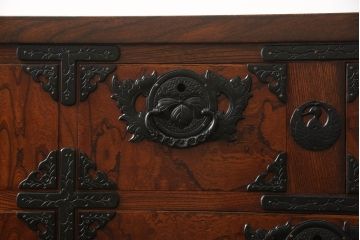 中古　美品　岩谷堂箪笥　細やかなデザインの金具が目を惹くサイドボード(衣装箪笥、収納箪笥、和タンス、引き出し)(R-060699)