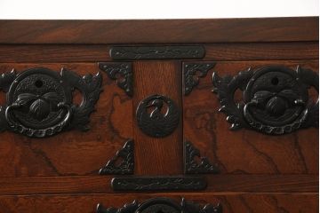 中古　美品　岩谷堂箪笥　細やかなデザインの金具が目を惹くサイドボード(衣装箪笥、収納箪笥、和タンス、引き出し)(R-060699)
