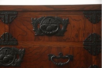 中古　美品　岩谷堂箪笥　細やかなデザインの金具が目を惹くサイドボード(衣装箪笥、収納箪笥、和タンス、引き出し)(R-060699)