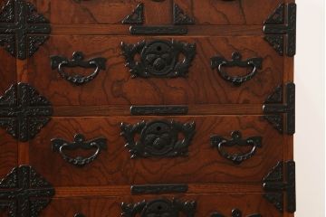 中古　美品　岩谷堂箪笥　細やかなデザインの金具が目を惹くサイドボード(衣装箪笥、収納箪笥、和タンス、引き出し)(R-060699)