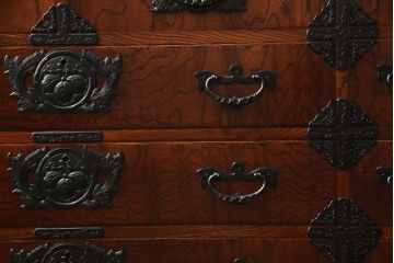 中古　美品　岩谷堂箪笥　細やかなデザインの金具が目を惹くサイドボード(衣装箪笥、収納箪笥、和タンス、引き出し)(R-060699)