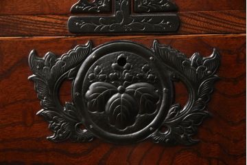 中古　美品　岩谷堂箪笥　細やかなデザインの金具が目を惹くサイドボード(衣装箪笥、収納箪笥、和タンス、引き出し)(R-060699)