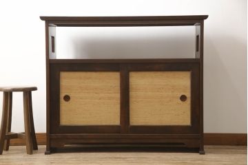 中古　九州民芸家具　クズ布張りの引き戸が味わい深い茶棚(茶箪笥、飾り棚、収納棚、戸棚、キャビネット)(R-060701)