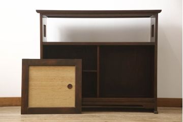 中古　九州民芸家具　クズ布張りの引き戸が味わい深い茶棚(茶箪笥、飾り棚、収納棚、戸棚、キャビネット)(R-060701)