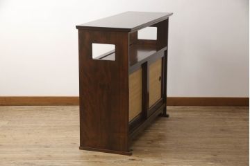 中古　九州民芸家具　クズ布張りの引き戸が味わい深い茶棚(茶箪笥、飾り棚、収納棚、戸棚、キャビネット)(R-060701)