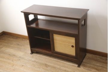 中古　九州民芸家具　クズ布張りの引き戸が味わい深い茶棚(茶箪笥、飾り棚、収納棚、戸棚、キャビネット)(R-060701)