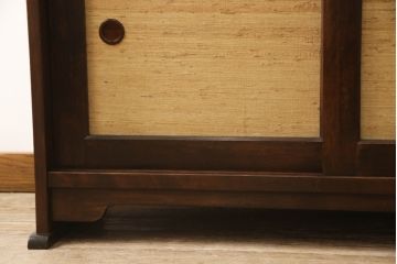 中古　九州民芸家具　クズ布張りの引き戸が味わい深い茶棚(茶箪笥、飾り棚、収納棚、戸棚、キャビネット)(R-060701)
