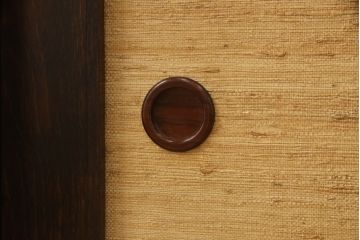 中古　九州民芸家具　クズ布張りの引き戸が味わい深い茶棚(茶箪笥、飾り棚、収納棚、戸棚、キャビネット)(R-060701)