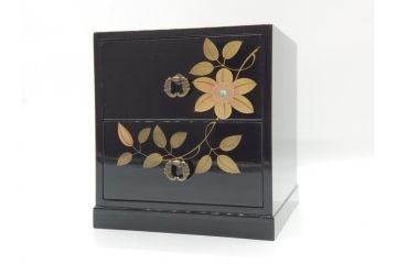 中古　伝統工芸　輪島塗り　凝ったデザインの引手金具と品のある花の絵柄が魅力の小引き出し(チェスト、小物収納、卓上収納)(定価約20万円)(R-060703)です。