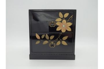 中古　伝統工芸　輪島塗り　凝ったデザインの引手金具と品のある花の絵柄が魅力の小引き出し(チェスト、小物収納、卓上収納)(定価約20万円)(R-060703)です。