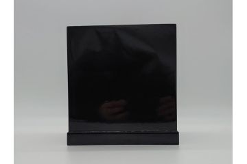 中古　伝統工芸　輪島塗り　凝ったデザインの引手金具と品のある花の絵柄が魅力の小引き出し(チェスト、小物収納、卓上収納)(定価約20万円)(R-060703)です。