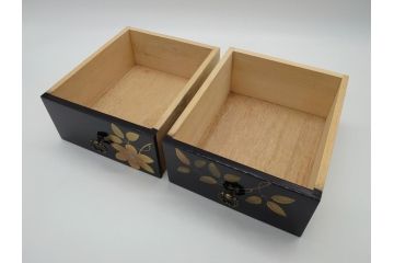 中古　伝統工芸　輪島塗り　凝ったデザインの引手金具と品のある花の絵柄が魅力の小引き出し(チェスト、小物収納、卓上収納)(定価約20万円)(R-060703)です。