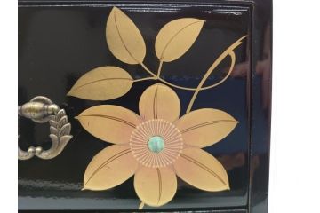 中古　伝統工芸　輪島塗り　凝ったデザインの引手金具と品のある花の絵柄が魅力の小引き出し(チェスト、小物収納、卓上収納)(定価約20万円)(R-060703)です。