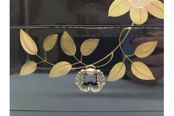 中古　伝統工芸　輪島塗り　凝ったデザインの引手金具と品のある花の絵柄が魅力の小引き出し(チェスト、小物収納、卓上収納)(定価約20万円)(R-060703)です。