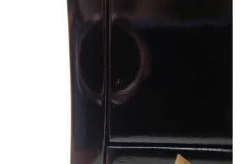 中古　伝統工芸　輪島塗り　凝ったデザインの引手金具と品のある花の絵柄が魅力の小引き出し(チェスト、小物収納、卓上収納)(定価約20万円)(R-060703)です。