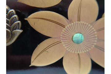 中古　伝統工芸　輪島塗り　凝ったデザインの引手金具と品のある花の絵柄が魅力の小引き出し(チェスト、小物収納、卓上収納)(定価約20万円)(R-060703)です。