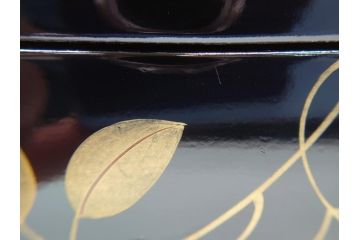 中古　伝統工芸　輪島塗り　凝ったデザインの引手金具と品のある花の絵柄が魅力の小引き出し(チェスト、小物収納、卓上収納)(定価約20万円)(R-060703)です。