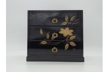 中古　伝統工芸　輪島塗り　凝ったデザインの引手金具と品のある花の絵柄が魅力の小引き出し(チェスト、小物収納、卓上収納)(定価約24万円)(R-060704)