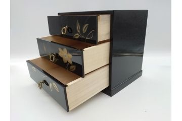 中古　伝統工芸　輪島塗り　凝ったデザインの引手金具と品のある花の絵柄が魅力の小引き出し(チェスト、小物収納、卓上収納)(定価約24万円)(R-060704)