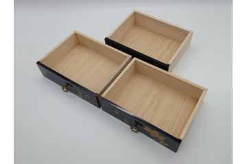 中古　伝統工芸　輪島塗り　凝ったデザインの引手金具と品のある花の絵柄が魅力の小引き出し(チェスト、小物収納、卓上収納)(定価約24万円)(R-060704)