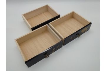 中古　伝統工芸　輪島塗り　凝ったデザインの引手金具と品のある花の絵柄が魅力の小引き出し(チェスト、小物収納、卓上収納)(定価約24万円)(R-060704)