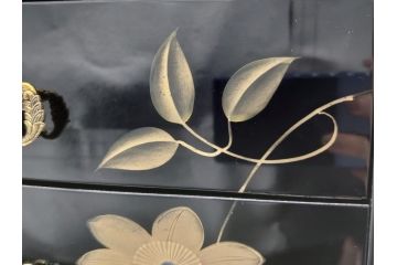 中古　伝統工芸　輪島塗り　凝ったデザインの引手金具と品のある花の絵柄が魅力の小引き出し(チェスト、小物収納、卓上収納)(定価約24万円)(R-060704)