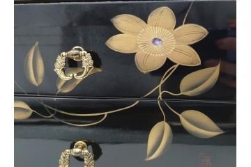 中古　伝統工芸　輪島塗り　凝ったデザインの引手金具と品のある花の絵柄が魅力の小引き出し(チェスト、小物収納、卓上収納)(定価約24万円)(R-060704)