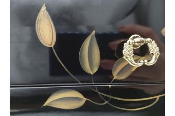 中古　伝統工芸　輪島塗り　凝ったデザインの引手金具と品のある花の絵柄が魅力の小引き出し(チェスト、小物収納、卓上収納)(定価約24万円)(R-060704)