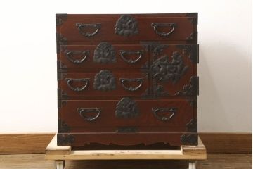 和製ビンテージ　高級品　岩谷堂箪笥　木地呂塗り　小振りでも存在感バツグン!手打ち金具が目を引く小箪笥(仙台箪笥、収納箪笥、整理箪笥、和タンス、引き出し、小引き出し、小物収納、ヴィンテージ)(R-060708)