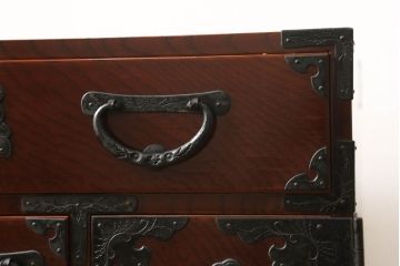 和製ビンテージ　高級品　岩谷堂箪笥　木地呂塗り　小振りでも存在感バツグン!手打ち金具が目を引く小箪笥(仙台箪笥、収納箪笥、整理箪笥、和タンス、引き出し、小引き出し、小物収納、ヴィンテージ)(R-060708)