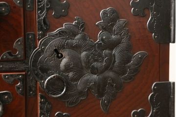 和製ビンテージ　高級品　岩谷堂箪笥　木地呂塗り　小振りでも存在感バツグン!手打ち金具が目を引く小箪笥(仙台箪笥、収納箪笥、整理箪笥、和タンス、引き出し、小引き出し、小物収納、ヴィンテージ)(R-060708)
