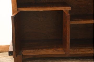 中古　岩谷堂箪笥　欅(ケヤキ)材の杢目が美しい!　大振りのサイドボード(茶棚、違い棚、茶箪笥、収納棚)(R-060710)