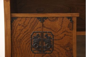 中古　岩谷堂箪笥　欅(ケヤキ)材の杢目が美しい!　大振りのサイドボード(茶棚、違い棚、茶箪笥、収納棚)(R-060710)