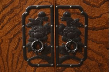 中古　岩谷堂箪笥　欅(ケヤキ)材の杢目が美しい!　大振りのサイドボード(茶棚、違い棚、茶箪笥、収納棚)(R-060710)
