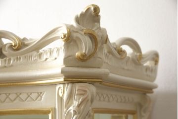 中古　超美品　SILIK(シリック)　ロココ調　背面鏡張り　繊細な装飾が魅力!　エレガントな佇まいのキャビネット(キュリオケース、ガラスケース、ショーケース、飾り棚、陳列棚、店舗什器)(定価約115万円)(R-060714)