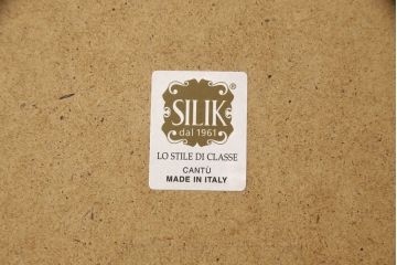 中古　超美品　SILIK(シリック)　ロココ調　背面鏡張り　繊細な装飾が魅力!　エレガントな佇まいのキャビネット(キュリオケース、ガラスケース、ショーケース、飾り棚、陳列棚、店舗什器)(定価約115万円)(R-060714)