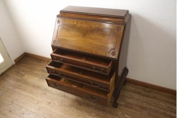 イギリスアンティークの中でも上手物!　高級品　マホガニー材　クロウ&ボール　クラシカルな装飾が魅力的!　ライティングビューロー(簿記机、引き出し、チェスト、在宅用、在宅ワーク用、ワークデスク)(R-060716)