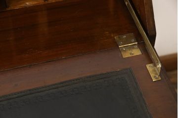 イギリスアンティークの中でも上手物!　高級品　マホガニー材　クロウ&ボール　クラシカルな装飾が魅力的!　ライティングビューロー(簿記机、引き出し、チェスト、在宅用、在宅ワーク用、ワークデスク)(R-060716)